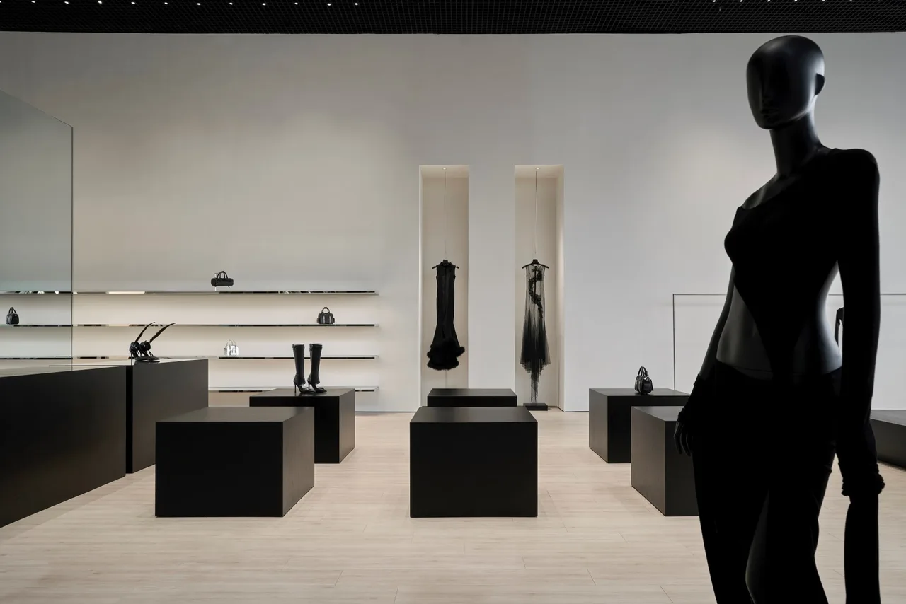 fancì club cua hang flagship thao dien shopping