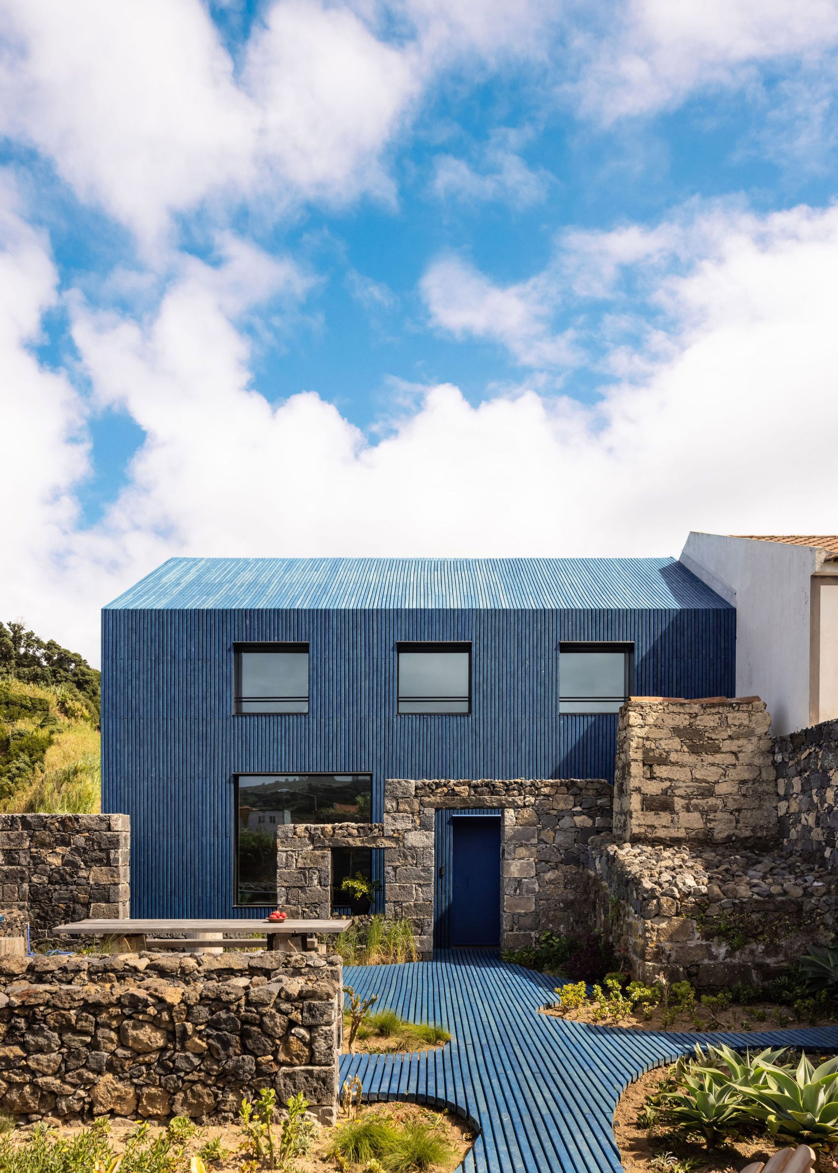 The Blue House Atelier Backlar cai tao kien truc ben vung nhua dai duong