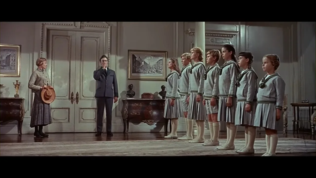 the sound of music thiet ke boi canh Julie Andrews maria Georg von Trapp ao