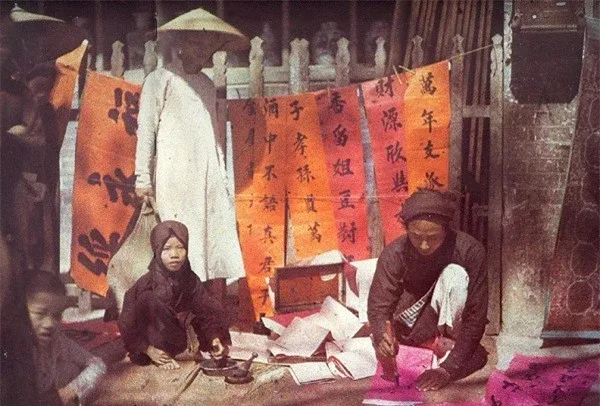 ong do thu phap quan lai nho hoc xin chu ngay tet