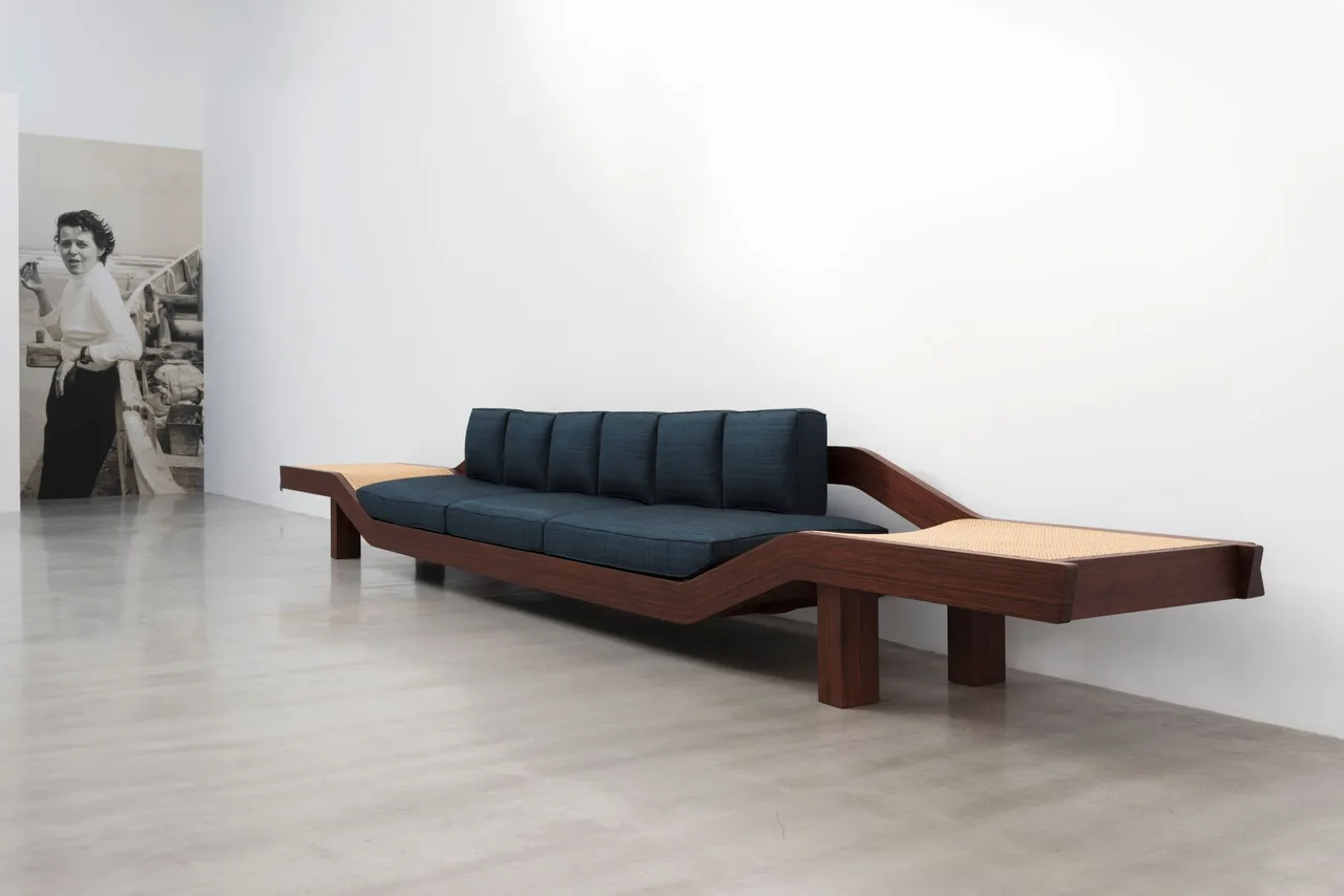 trien lam Charlotte Perriand sofa do noi that art basel paris 2025