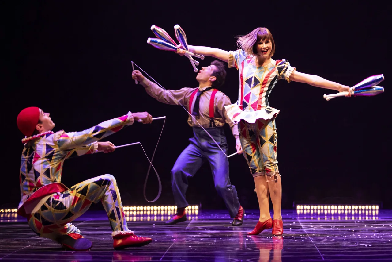 xiec duong dai Corteo Luzia Cirque du Soleil Le Rêve The Dream Franco Dragone Traces Les 7 Doigts de la Main Knitting Peace Cirkus Cirkör vung dat ky bi cong vien gia dinh lang toi my village lune production