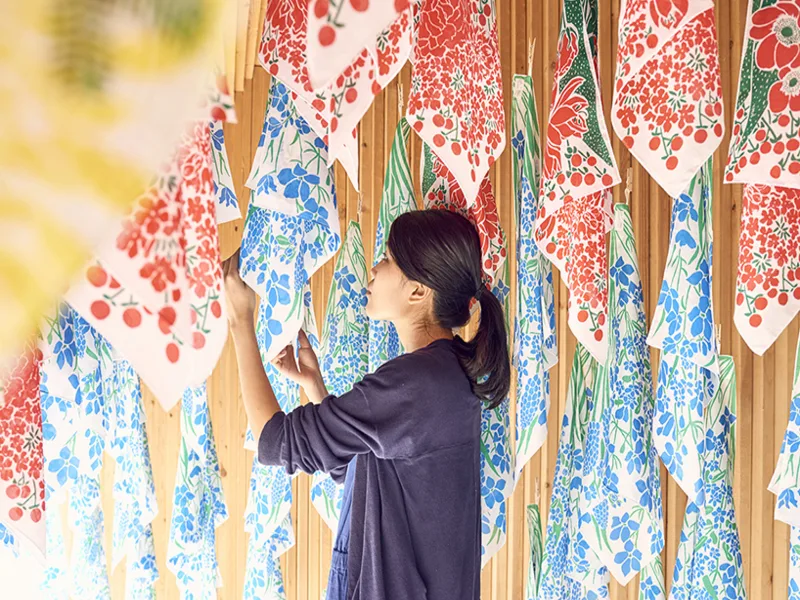 Hàng trăm chiếc khăn tay trong buổi trình diễn thơ mộng của Yuri Himuro