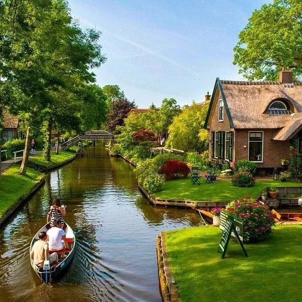ancient village Giethoorn
