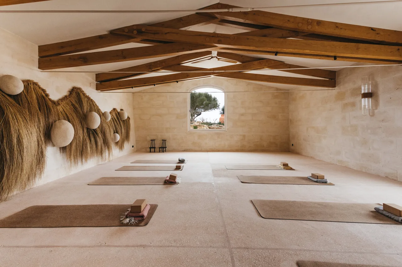 phong yoga khach san khu nghi duong Son Blanc da voi Marés Menorca Atelier du Pont