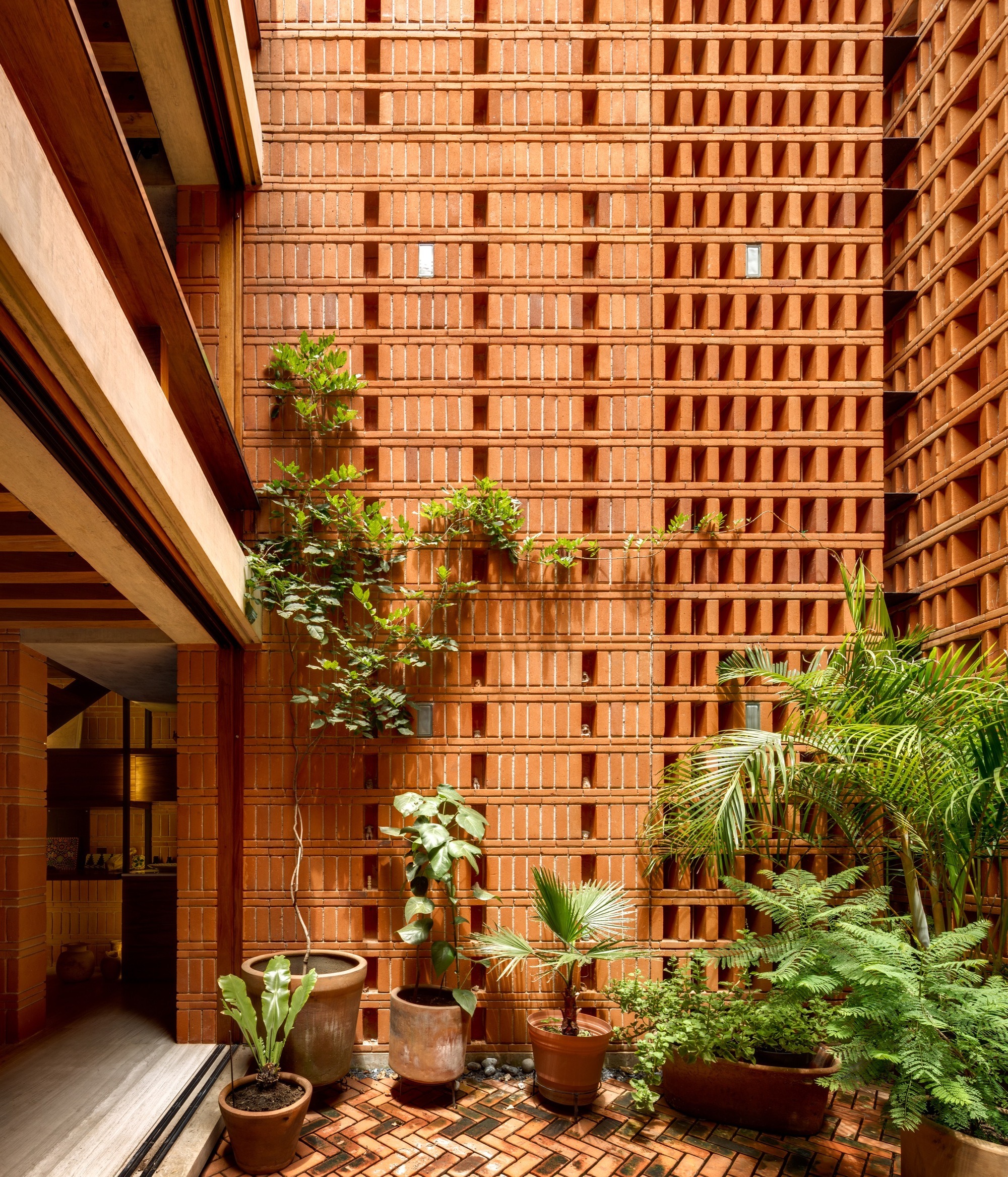 AMRA7 Estúdio Rossi Arquitetos + Piratininga Arquitetos Associados Overlap House Office Sugurufukuda Villa City Story Architecture Ma House Gerira Architects House That Rains Light LIJO RENY architects Prim House Studio Locomotive khach san SHIROIYA Sou Fujimoto Architects KOKUYO DIG DDAA + KOKUYO AM House Horma Iturbide Studio Taller de Arquitectura Mauricio Rocha + Gabriela Carrillo