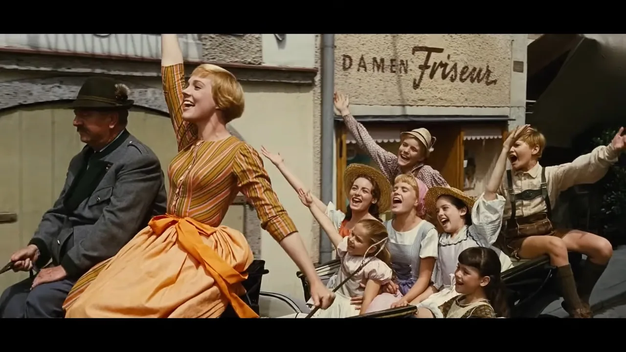 the sound of music thiet ke boi canh Julie Andrews maria Georg von Trapp ao