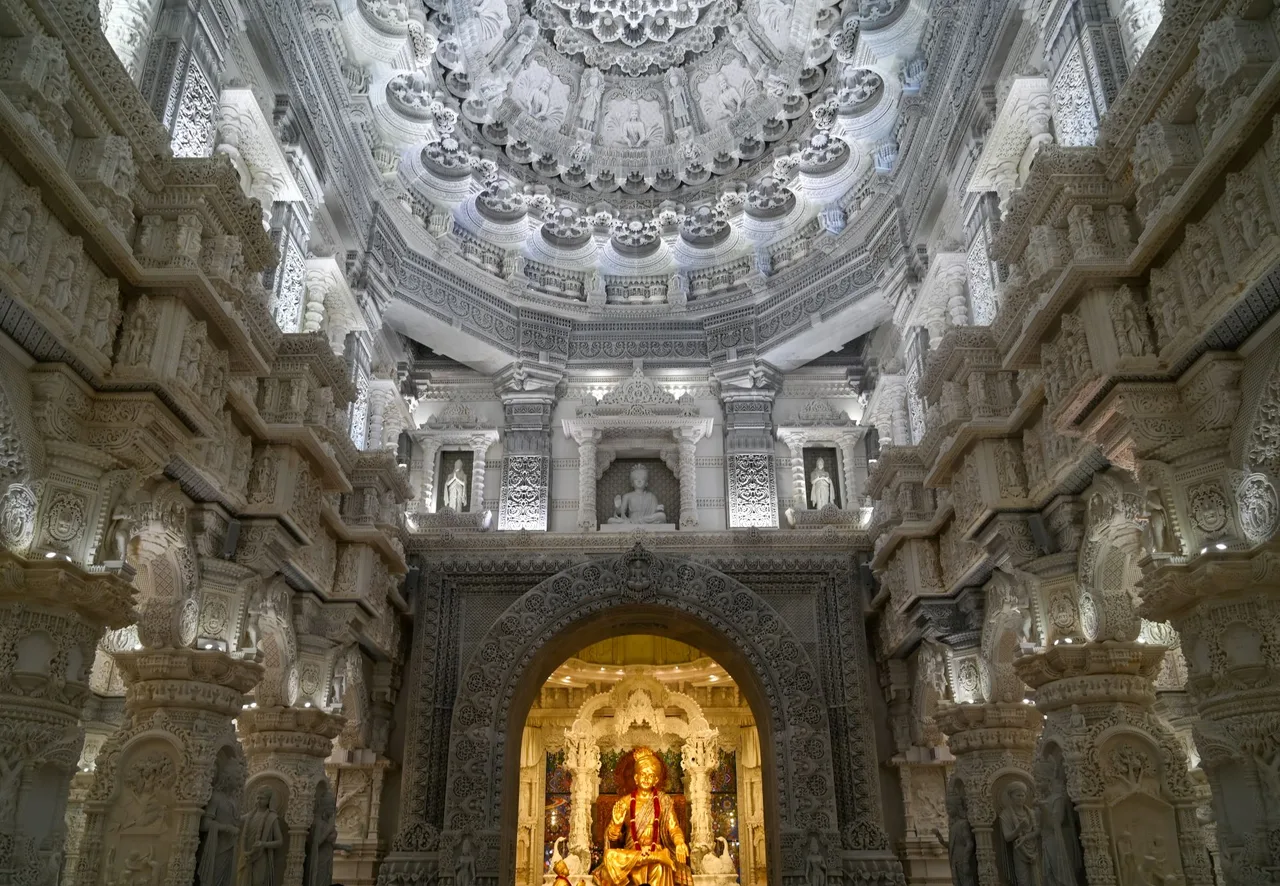 hoi truong nha tho kien truc ton giao Shri Swaminarayan Mandir