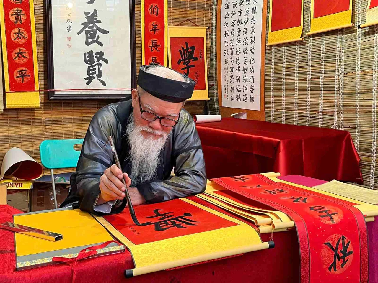 ong do thu phap quan lai nho hoc xin chu ngay tet