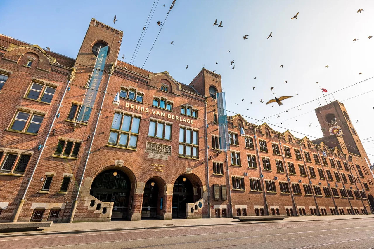 Beurs Van Berlage Amsterdam kien truc phuong dong phuong tay