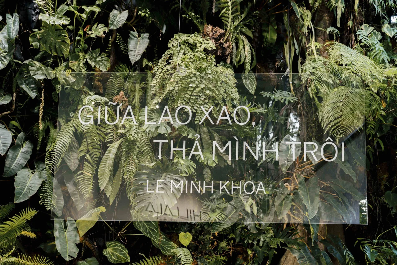 trien lam le minh khoa giua lao xao tha minh troi