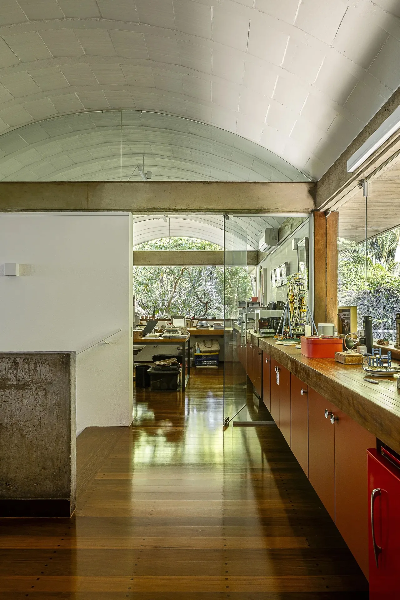 vach kinh mai vom phong lam viec tai nha arches house
