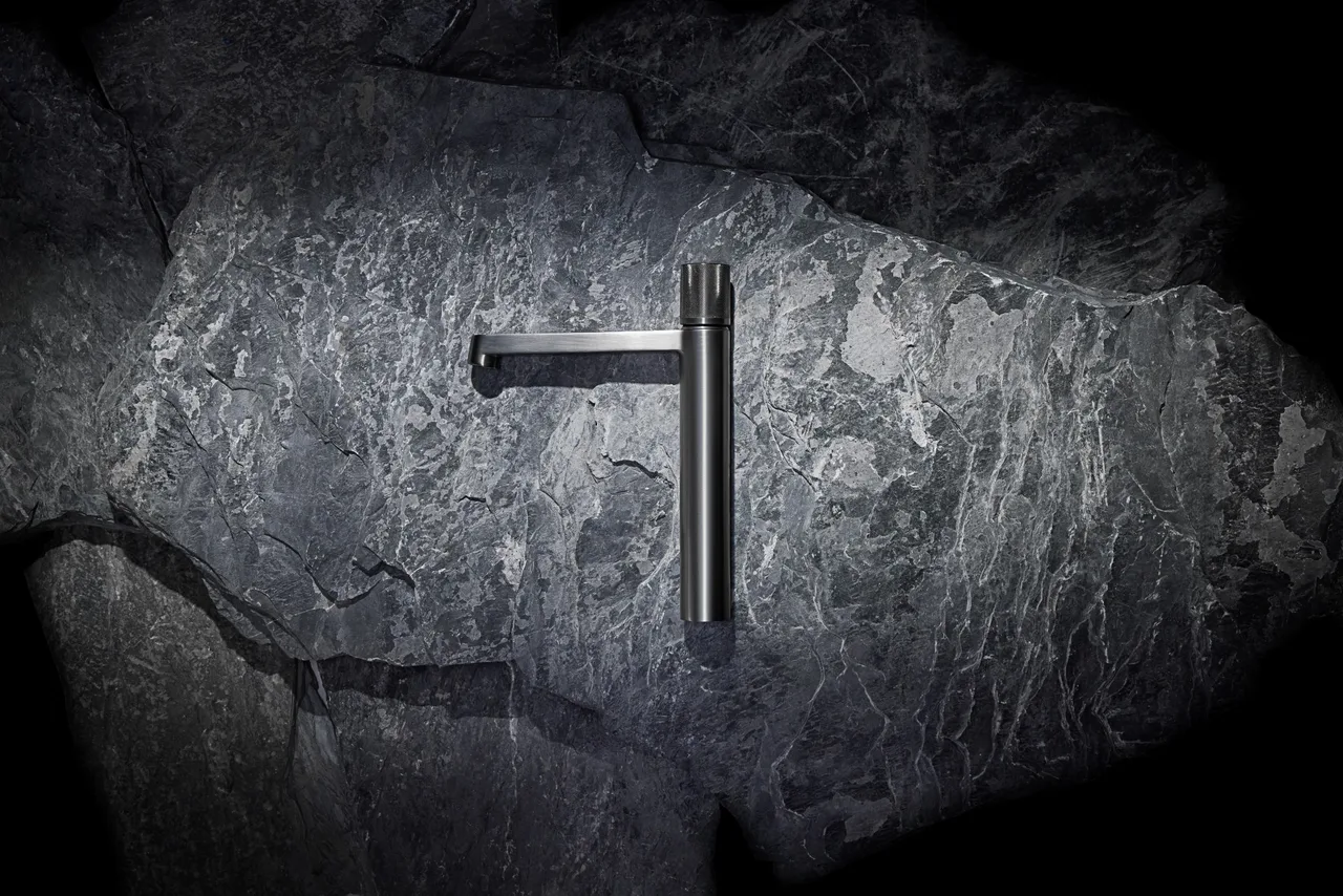 voi chau rua vibrant brushed titanium