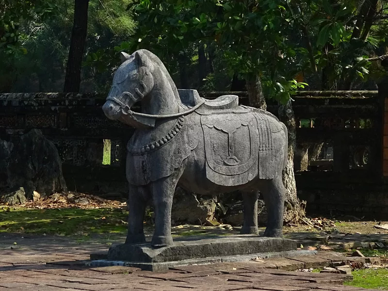 Ngựa đá sân chầu: Uy nghiêm và khoan thai | Về chốn cố kinh