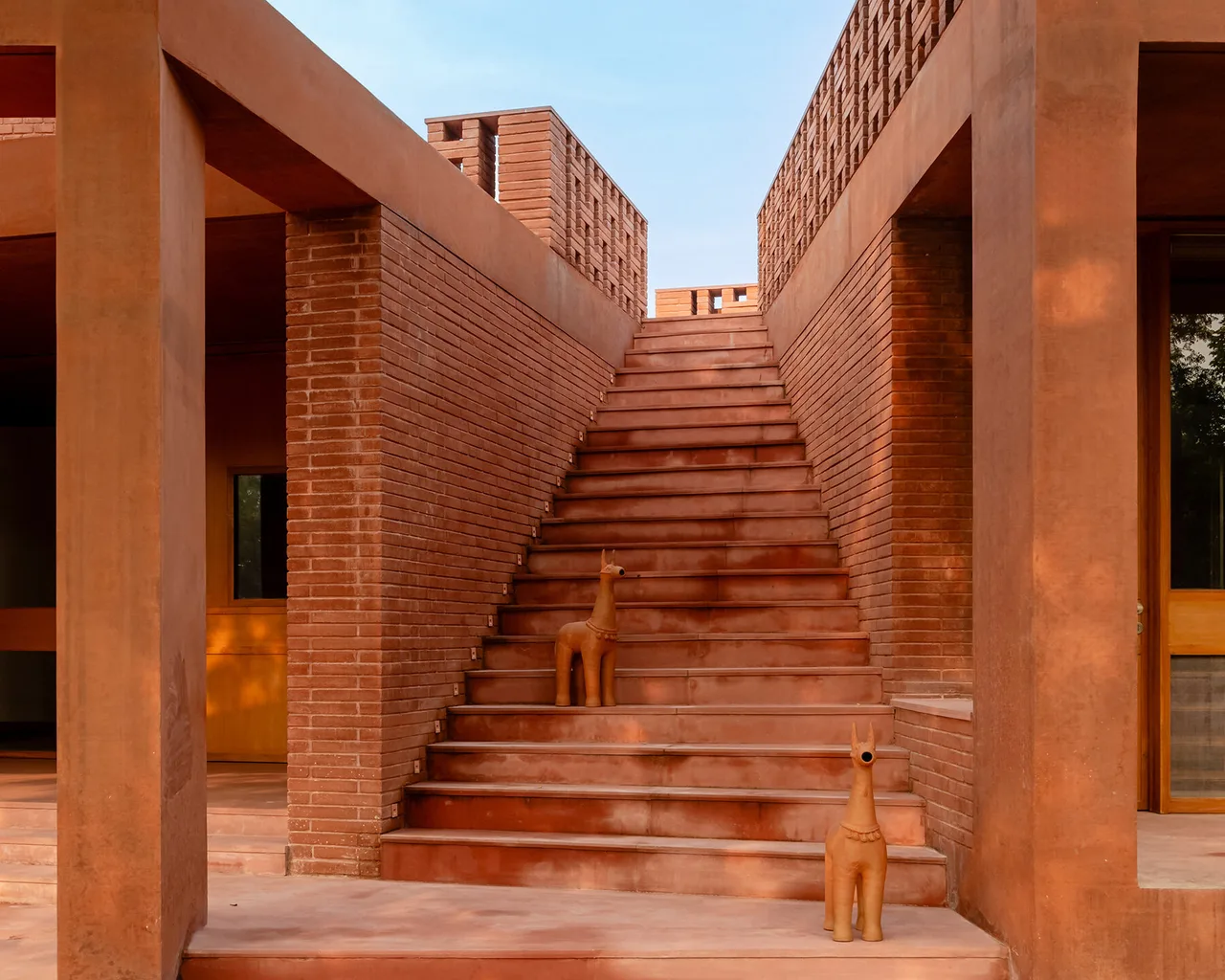 Alloa Hills Weekend House Studio Sangath gach tai che terracotta dat nung