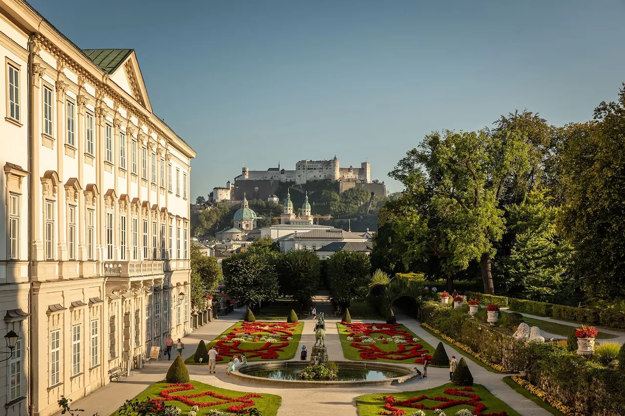 the sound of music thiet ke boi canh Julie Andrews maria Georg von Trapp ao