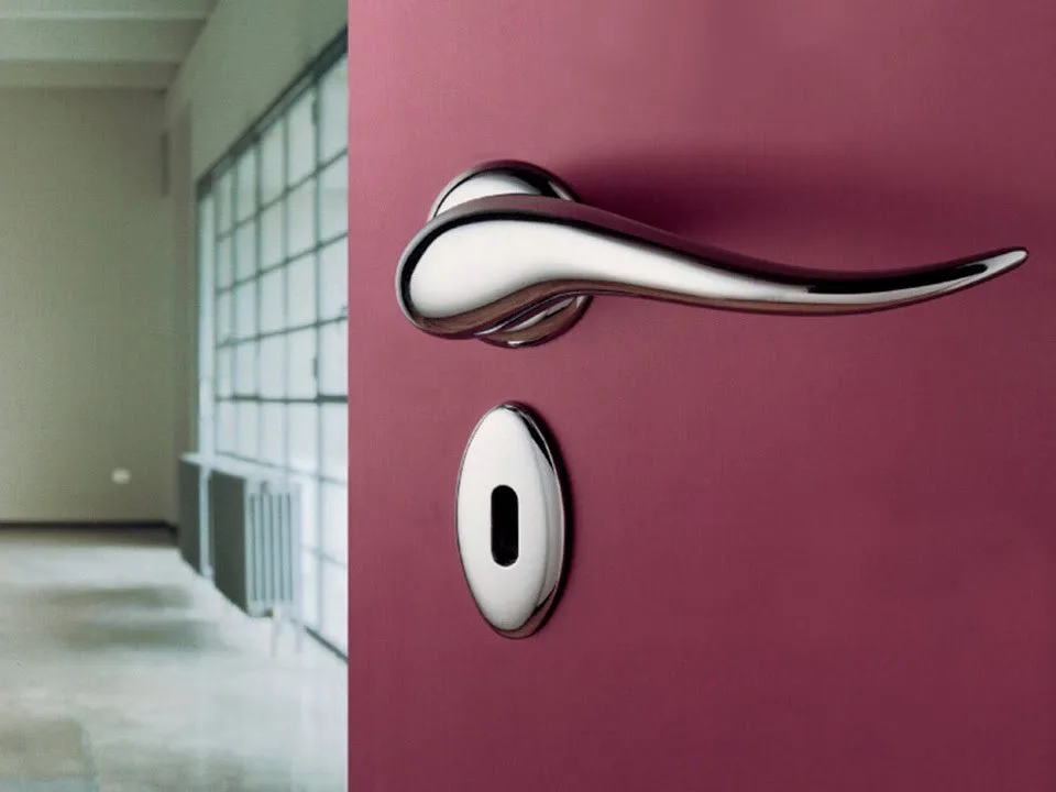 tay nam cua Apriti Kleis philippe starck