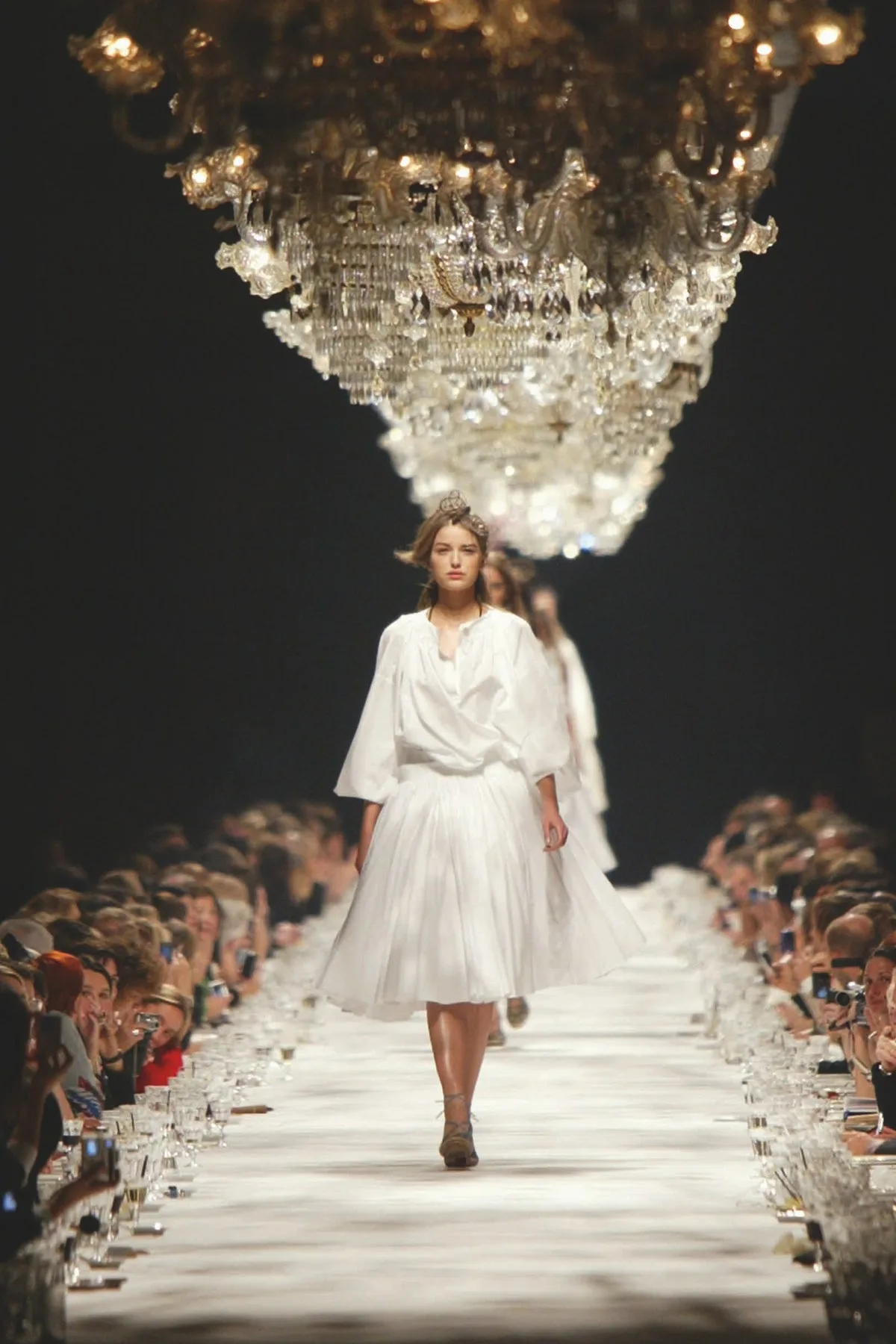 dries van noten thu dong 2005 den chum ban tiec