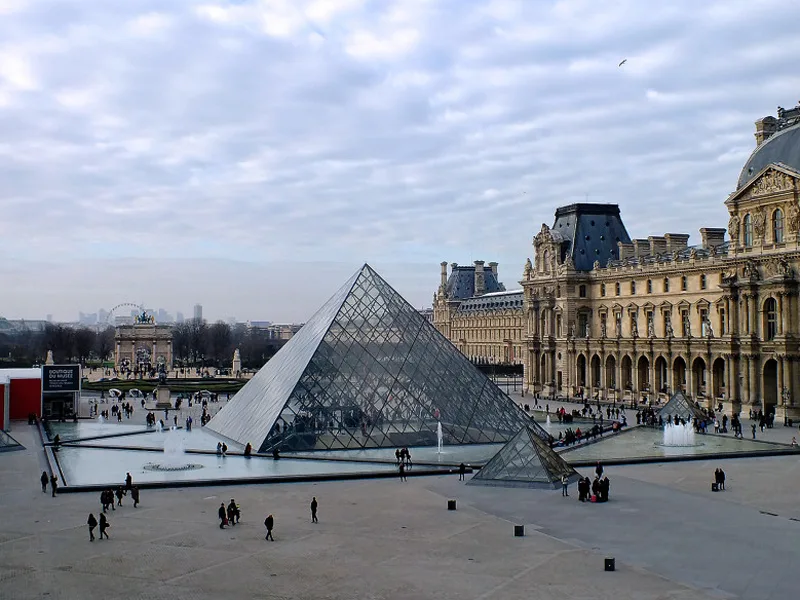 Quần thể kim tự tháp kính bảo tàng Louvre nhận giải thưởng "25 năm" của viện kiến trúc Hoa Kì