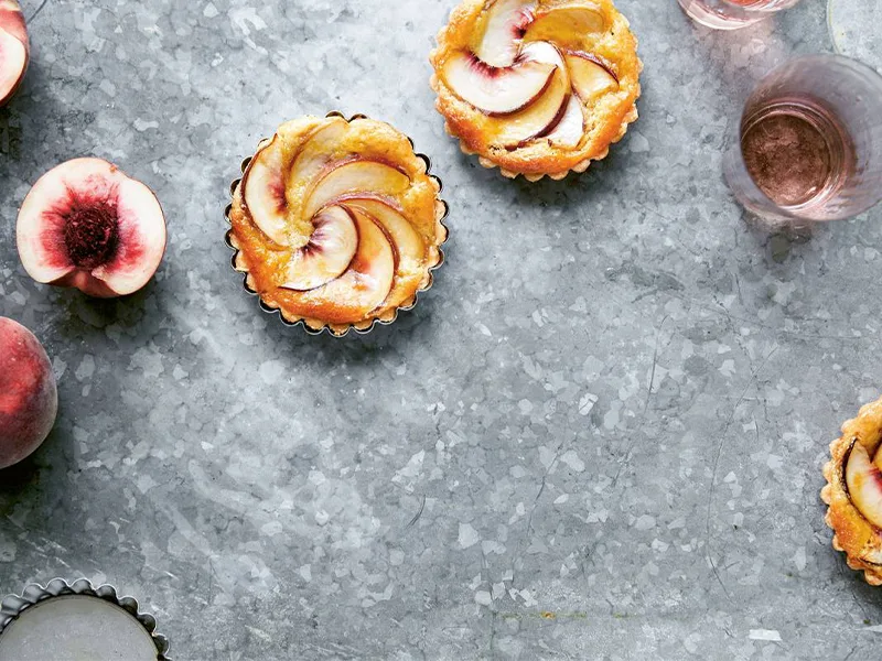 Tráng miệng cùng bánh tart đào hạnh nhân