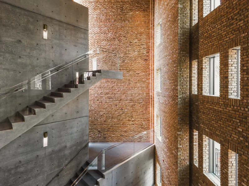 Tadao Ando biến toà nhà gạch cũ thành khu triển lãm kiến trúc ấn tượng