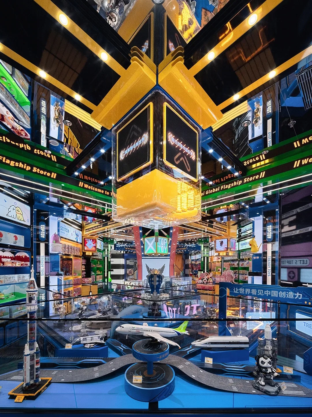 cua hang flagship TOPTOY X+Living shanghai