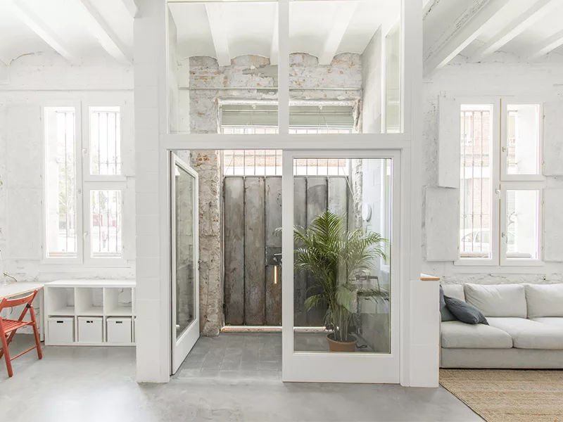 Sants House - Nhà cổ cải biến thành văn phòng thoáng đãng