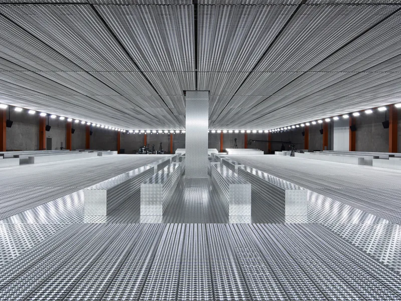 Sàn diễn tôn vinh "fluid architecture" của Prada