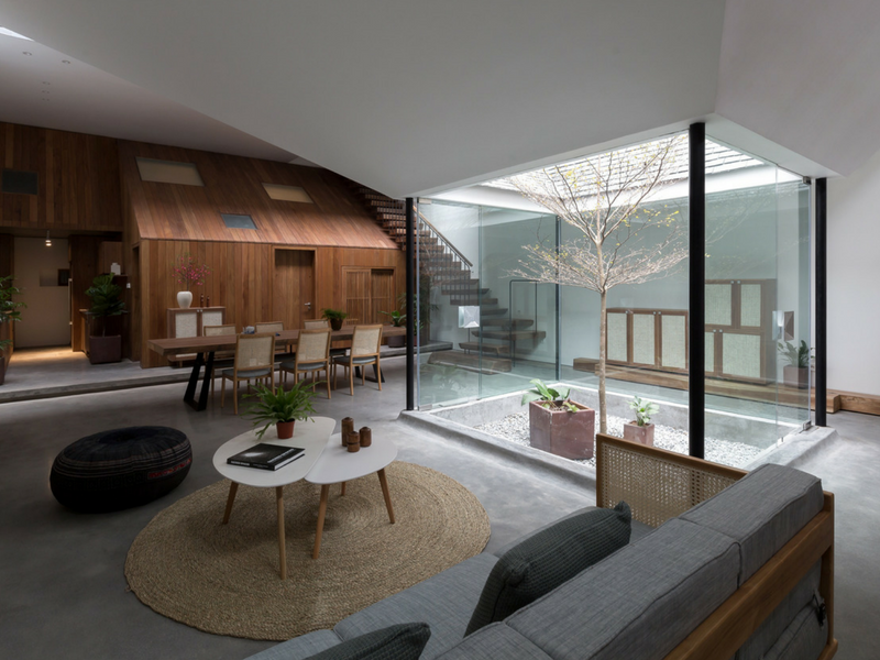 Nhà phễu - công trình độc đáo với mảnh sân tụ đầy nắng vàng/ AHL Architects