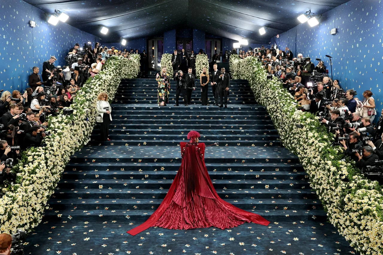 bao tang met gala 2025 cau thang san khau tham do