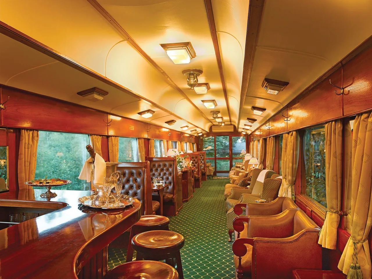 chuyen tau xa xi du lich thuong luu rovos rail quan bar noi that co dien
