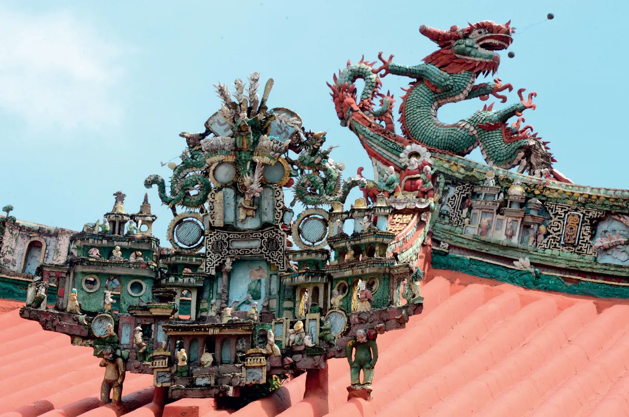 hoi quan phuoc kien trang tri gom su hoa kieu saigon