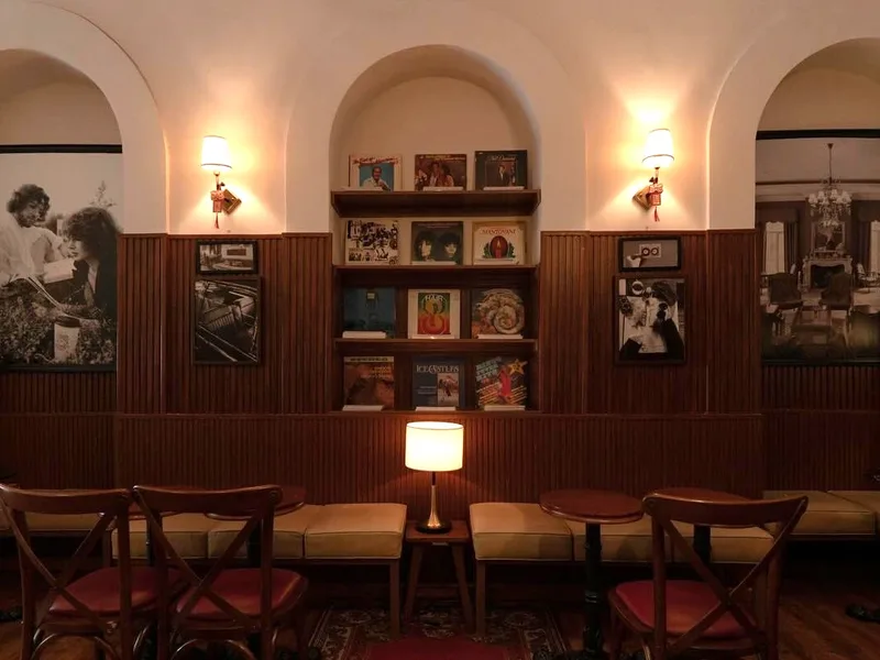 Cafe đĩa than Sài Gòn: Dư âm một thời trong những vòng quay | The Third Place
