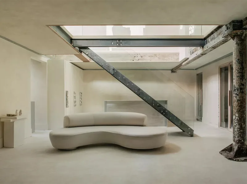 Không gian đương đại tại showroom Completedworks với điêu khắc nhôm