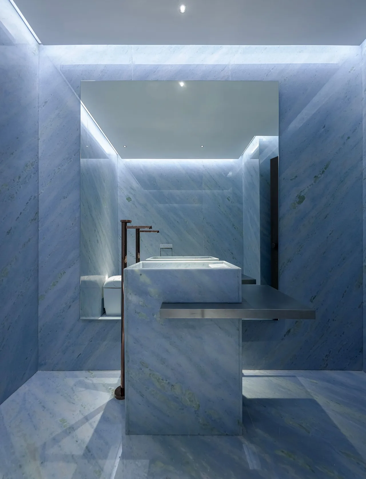 powder room noi that da cam thach blue sky