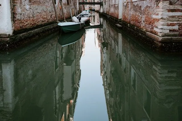nen mong underneath venezia italy