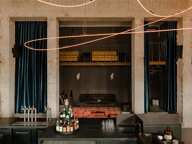 Kink restaurant - Đường bay của đèn neon