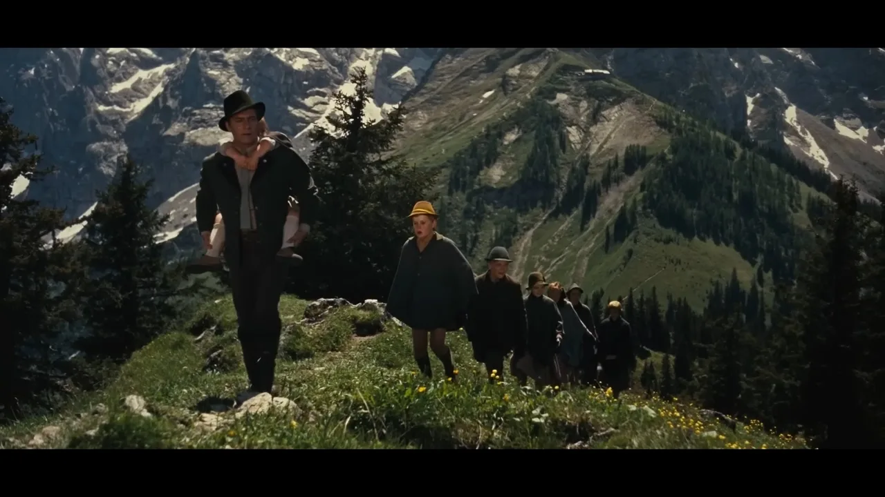 the sound of music thiet ke boi canh Julie Andrews maria Georg von Trapp ao