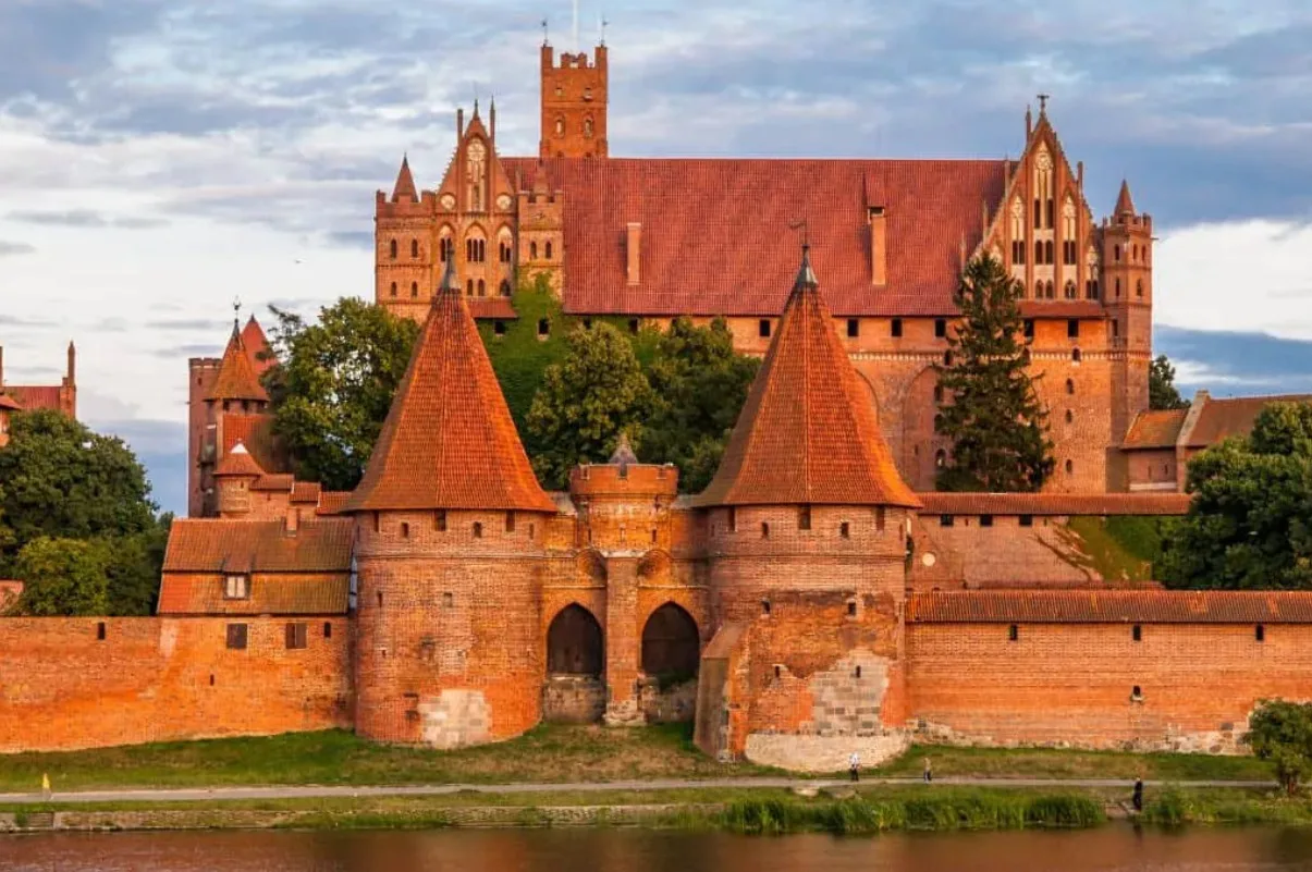 thanh co aleppo wartburg windsor rochester castel del monte malbork caernarfon
