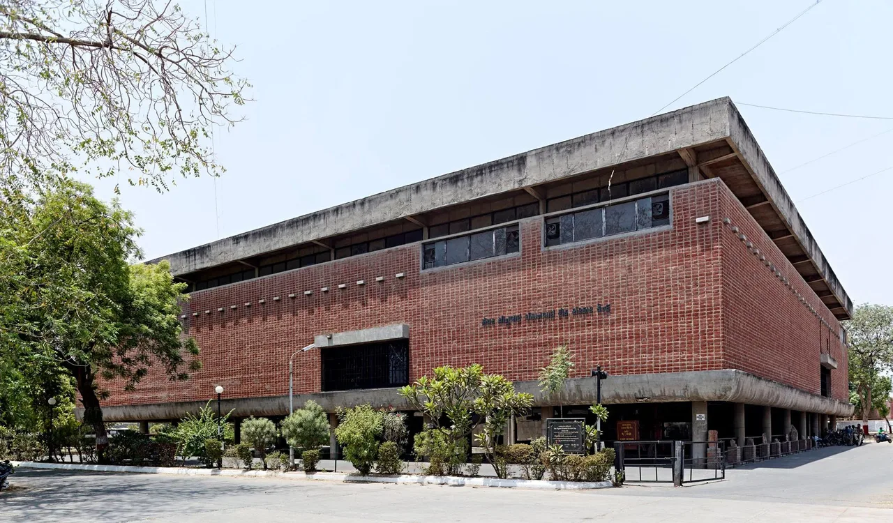 modern architecture Le Corbusier bao tang thanh pho Sanskar Kendra