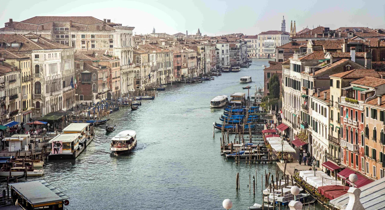 nen mong venice underneath venezia italy