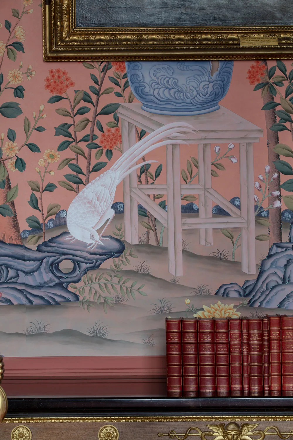 Belvoir Castle phong ngu hoang gia giay dan tuong hoa tiet de gournay