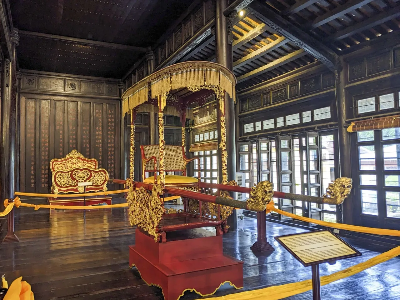 bao tang cung dinh hue dien long an trieu nguyen
