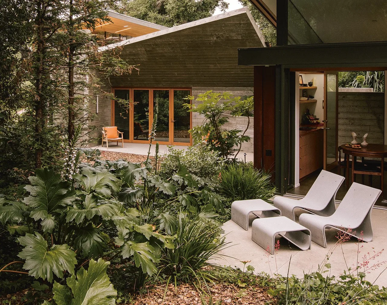 vuon do ngoai that midcentury villa