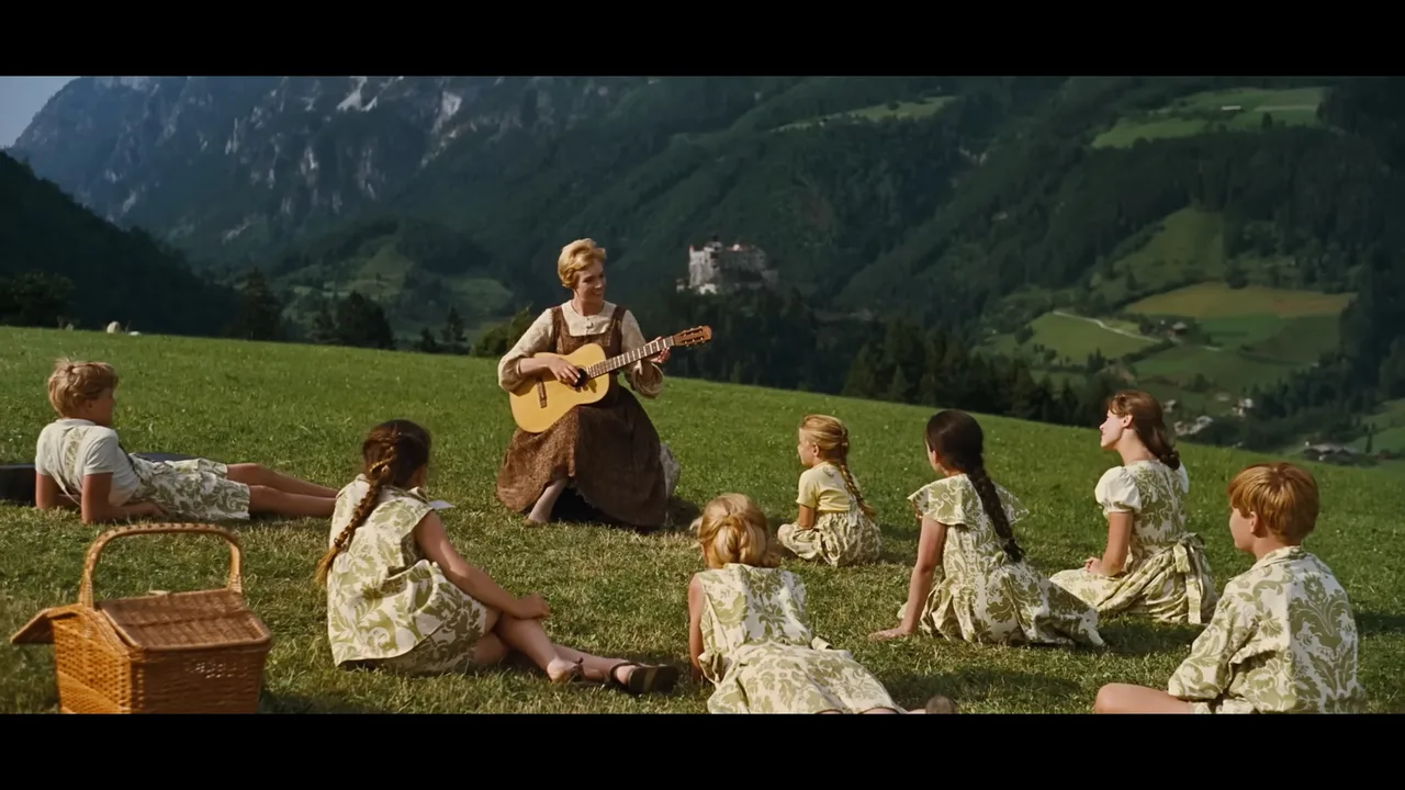 thiet ke boi canh Julie Andrews maria Georg von Trapp ao