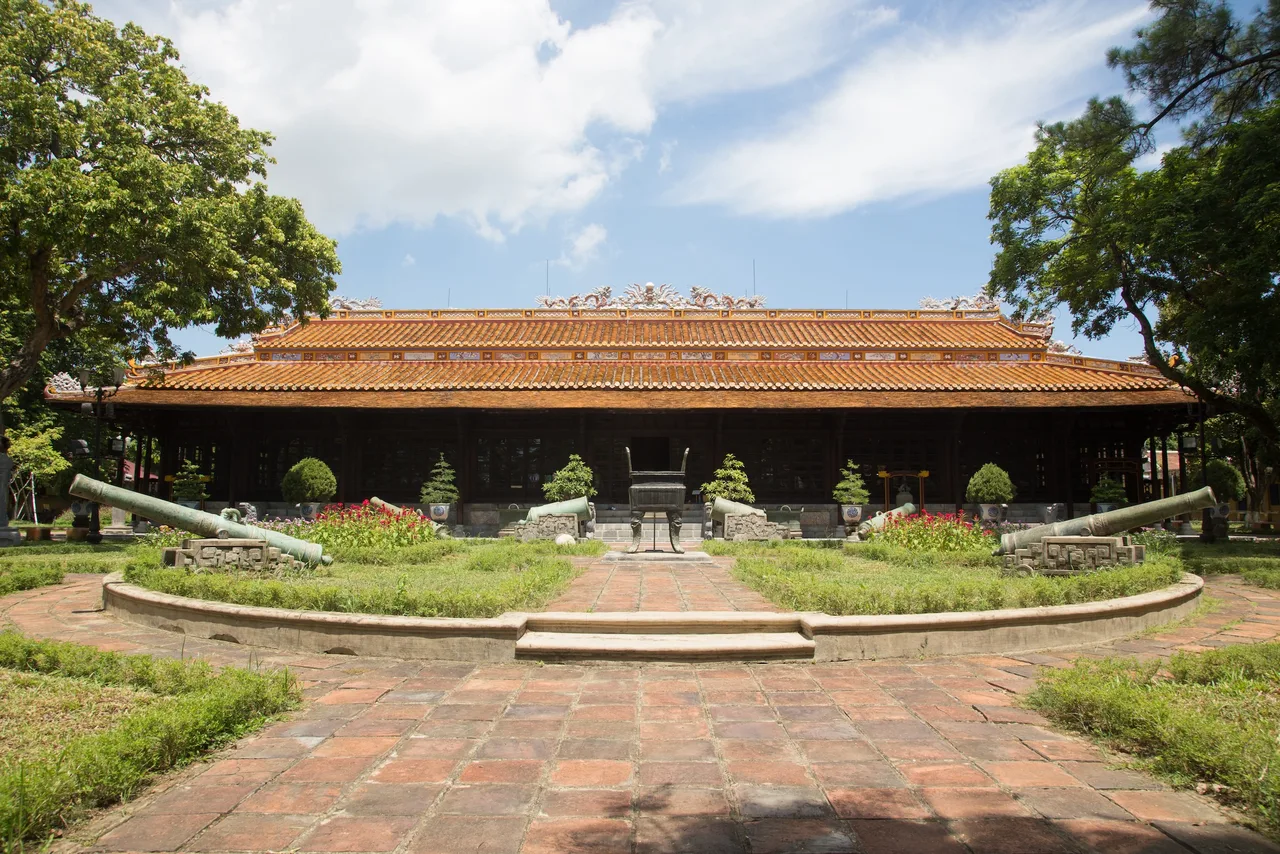 bao tang co vat cung dinh hue dien long an trieu nguyen