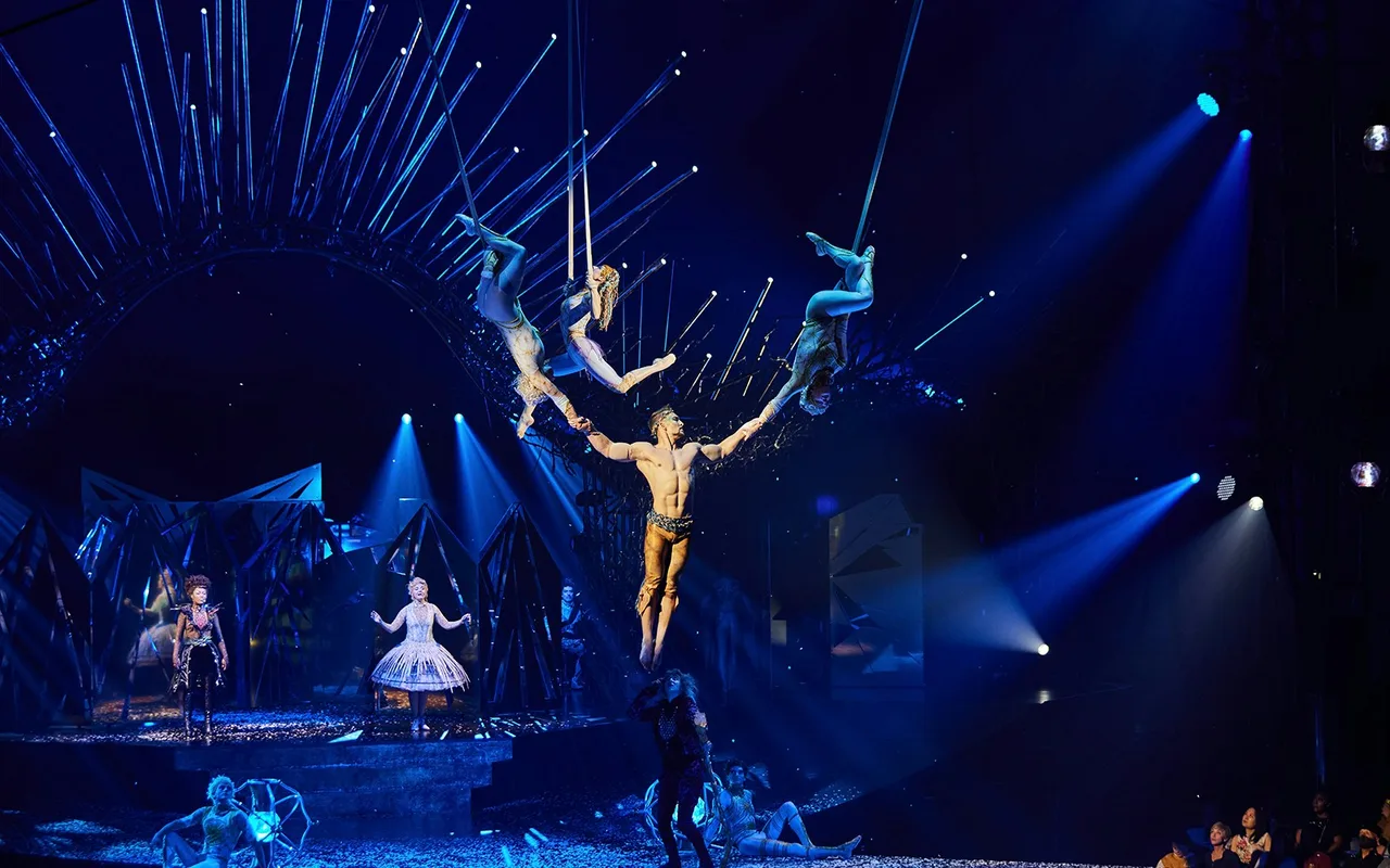 xiec duong dai Corteo Luzia Cirque du Soleil Le Rêve The Dream Franco Dragone Traces Les 7 Doigts de la Main Knitting Peace Cirkus Cirkör vung dat ky bi cong vien gia dinh lang toi my village lune production