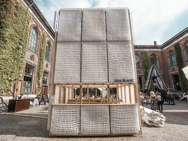 Quầy bar pop-up làm từ nệm IKEA cũ