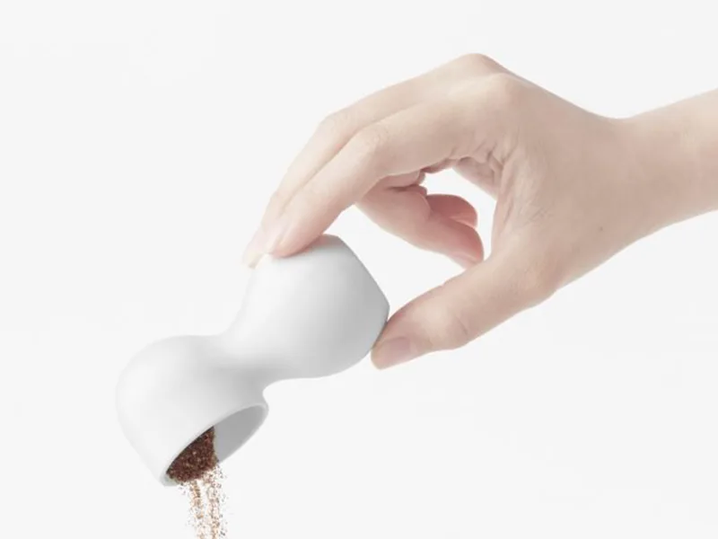 Hãng Nendo đổi mới táo bạo hình dáng chai nước tương truyền thống