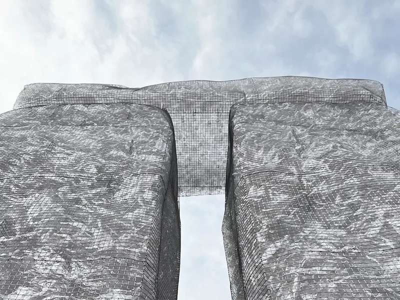 Tượng đài Stonehenge được tái hiện từ 16.000 chai nhựa tái chế